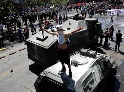 Aunque el gobierno dio marcha atrás al aumento del pasaje del metro de Santiago y anunció medidas sociales, las manifestaciones no paran. AP/R. Abd