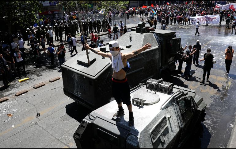 Aunque el gobierno dio marcha atrás al aumento del pasaje del metro de Santiago y anunció medidas sociales, las manifestaciones no paran. AP/R. Abd