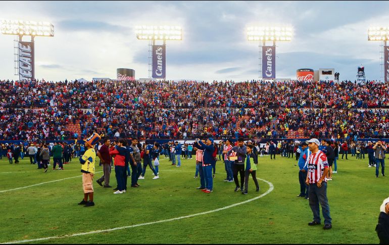 Los desmanes en la tribuna del estadio potosino obligaron a los asistentes a invadir la cancha en el duelo San Luis-Querétaro. IMAGO7