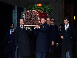 Descendientes de Francisco Franco cargaron el féretro. Se escucharon los gritos 