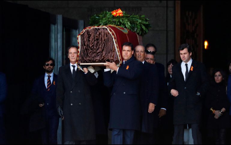Descendientes de Francisco Franco cargaron el féretro. Se escucharon los gritos 