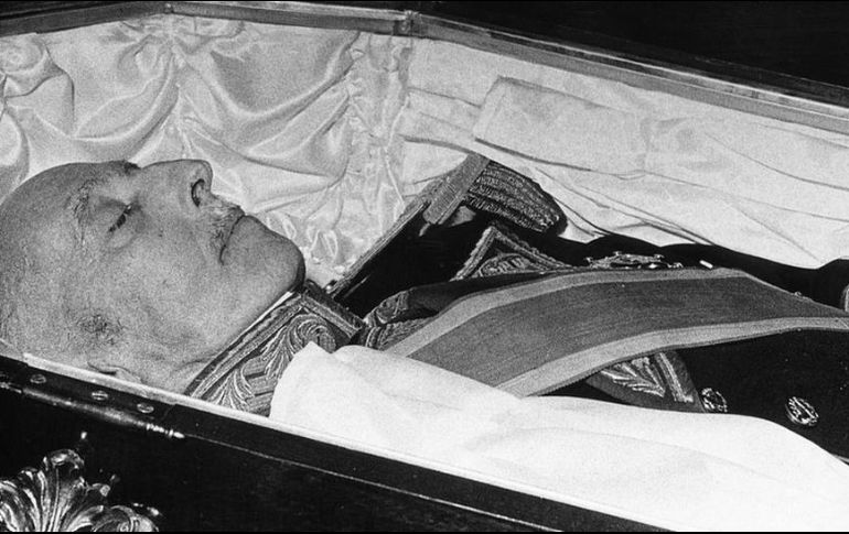 En noviembre de 1975 el cuerpo de Franco yació en capilla ardiente en el palacio de El Pardo en Madrid. GETTY IMAGES