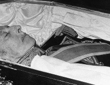 En noviembre de 1975 el cuerpo de Franco yació en capilla ardiente en el palacio de El Pardo en Madrid. GETTY IMAGES