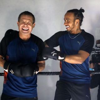 Julio César Chávez le da una clase de boxeo a Lewis Hamilton