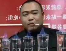 Liu mezcla vodka, whisky, vino tinto, cerveza y un huevo crudo, y se lo bebe como si fuera agua. Liu Shichao