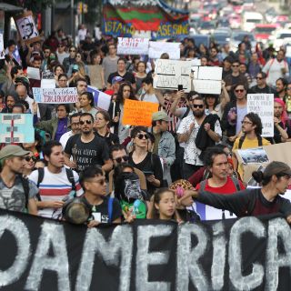 Con "cacerolazo" en el Zócalo capitalino, chilenos exigen renuncia de Piñera