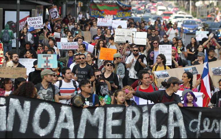 Los chilenos que residen en México apelaron a la solidaridad para protestar y exigir el cese a la violencia en la nación sudamericana. EFE/M. Guzmán