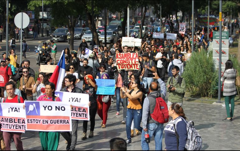 Los chilenos que residen en México apelaron a la solidaridad para protestar y exigir el cese a la violencia en la nación sudamericana. EFE/M. Guzmán