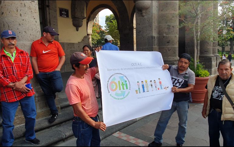 Alrededor de 20 franeleros afiliados a la asociación civil Operadores de Limpieza y Trabajadores Independientes (OLTI) se manifestaron a las afueras del Ayuntamiento de Guadalajara. EL INFORMADOR/ J. Armendáriz