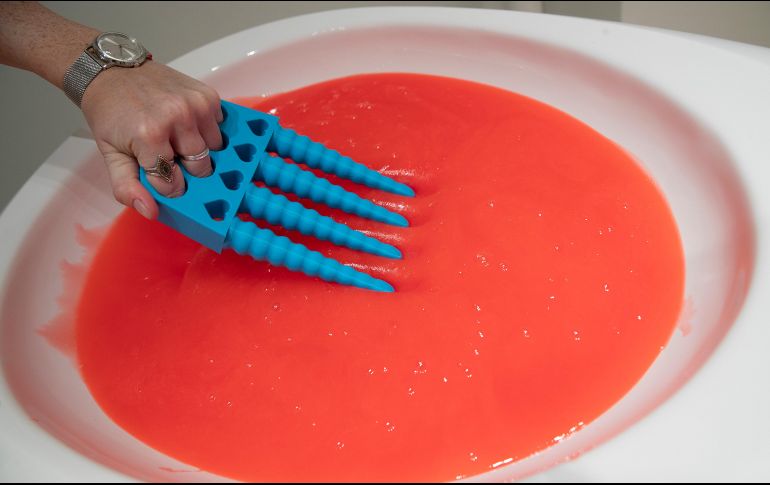Los visitantes podrán ponerse gafas protectoras, un traje y bañarse en la sustancia; asimismo, hay un lago de slime para caminar descalzo y una sección para prepararlo. AP/M. Altaffer