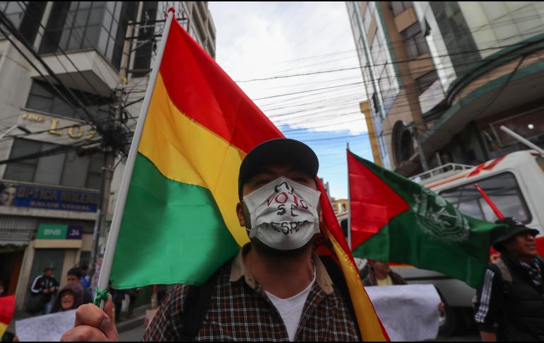 Universitarios y vecinos de la ciudad de El Alto marchan en contra de la reelección del presidente boliviano, Evo Morales, este jueves, en La Paz. EFE/M. Alipaz