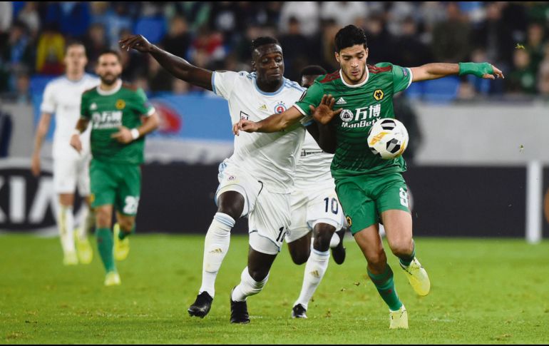 Raúl Jiménez dio los tres puntos a los Wolves, al anotar el penalti que le hicieron. AFP