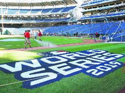 Trabajadores dan los últimos toques al Nationals Park para el juego de esta noche. AP