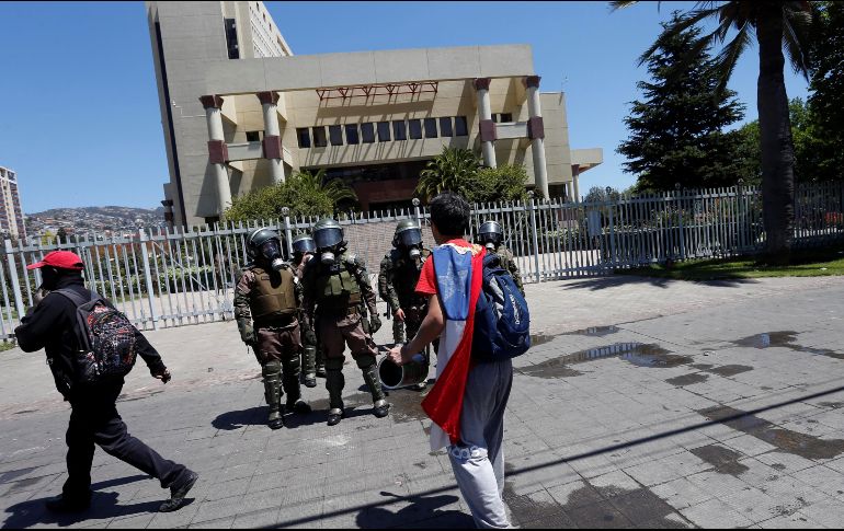 Manifestantes participan en una nueva jornada de protestas en las afueras del Congreso Nacional este viernes. EFE/R. Zamora