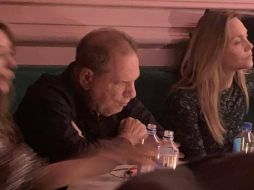 Weinstein, que estaba acompañado por cuatro mujeres y dos guardaespaldas, permaneció tranquilo ante las confrontaciones. FACEBOOK/Zoe Stuckless