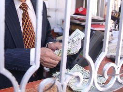 El billete verde se compró en un mínimo de 17.90 pesos en bancos de la capital del país. EL INFORMADOR/ARCHIVO