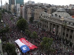Insatisfechos con las concesiones económicas anunciadas por el gobierno en un intento por frenar una semana de violencia, estudiantes y familias se manifiestan en la capital chilena. AP / E. Felix