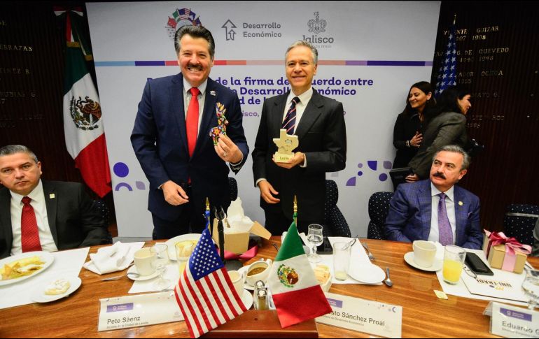 El acuerdo fue signado por el secretario de Desarrollo Económico, Ernesto Sánchez Proal, y por el alcalde de Laredo, Pete Saenz. TWITTER / @ESanchezProal