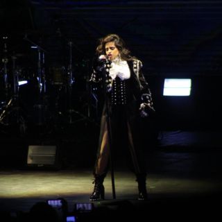 Camila Cabello canta intro de la "Familia Peluche"