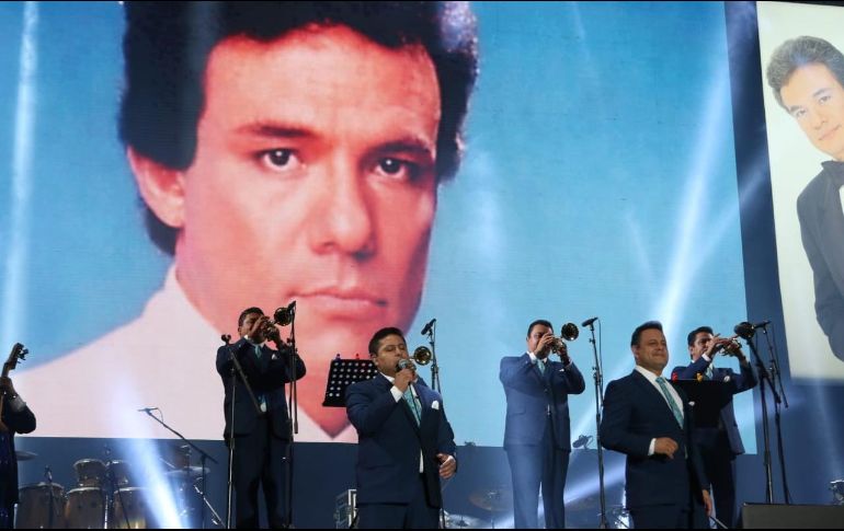 Para recordar el legado del cantante, quien falleció el pasado 28 de septiembre, se proyectó un breve video biográfico que el público recibió con cariño. SUN / C. Mejía