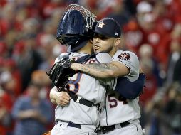 Robinson Chirinos y Roberto Osuna celebran la victoria. El pitcher mexicano lanzó la última entrada y se anotó su primer salvamento en Serie Mundial. AFP/R. Carr