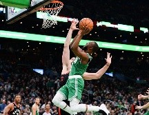 Kemba Walker. La estrella de Boston intenta encestar ante la marca de Marc Gasol. AFP/K. Riley