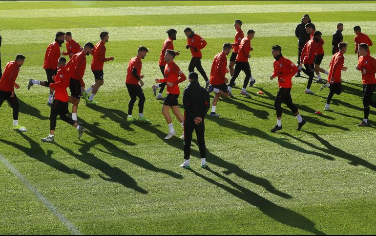 Ante la atenta mirada del “Cholo” Simeone, Héctor Herrera (izquierda) y el Atlético se entrenan de cara al juego ante el Bilbao. EFE/J. Hidalgo