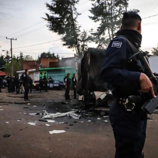 Bloquean carretera y queman vehículos en Michoacán