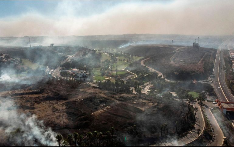 Vista aérea de los incendios en las afueras de Tijuana. AFP/G. Arias
