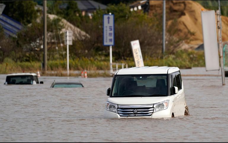 Un total de 15 ríos se desbordaron en la prefectura de Chiba debido a la lluvia, lo que obligó a más de mil 800 personas a evacuar, dice el gobierno de la prefectura. AP / Kyodo News
