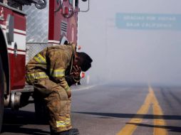 Se reporta que se espera la llegada de más bomberos de otros estados, como Sonora y Sinaloa. TWITTER / @adrianggarciabc