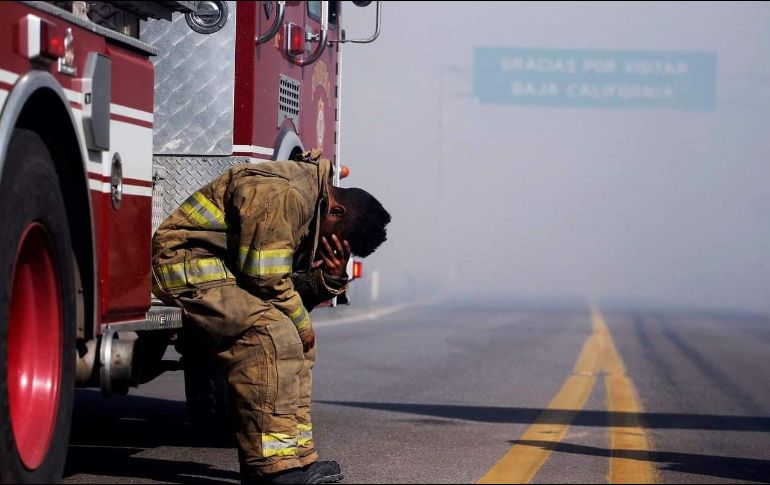 Se reporta que se espera la llegada de más bomberos de otros estados, como Sonora y Sinaloa. TWITTER / @adrianggarciabc