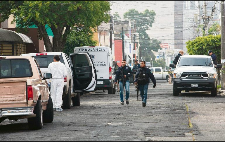 Peritos laboran en la zona de la refriega entre policías y delincuentes en la ciudad de Morelia. EFE