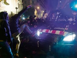 Manifestantes proindependentistas enfrentan a policías durante las manifestaciones en Barcelona. AFP
