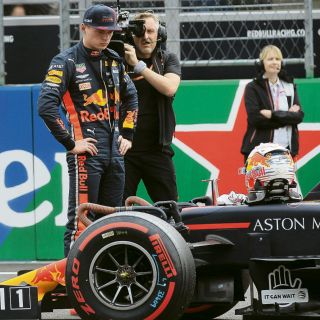 Verstappen dejó ir la pole, Leclerc la toma