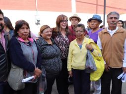 Polevsky (c) hace fila para entrar a la asamblea del distrito 24 en Naucalpan. TWITTERqyeidckol
