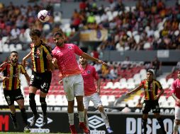 Ambos equipos buscaron con sus formas abrir el marcador, pero ninguno tenía la claridad para hacerlo salvo en balones aéreos. EL INFORMADOR / F. Atilano