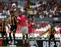 Ambos equipos buscaron con sus formas abrir el marcador, pero ninguno tenía la claridad para hacerlo salvo en balones aéreos. EL INFORMADOR / F. Atilano