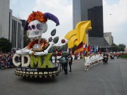 El desfile va por Paseo de la Reforma hasta la Estela de Luz. TWITTER / @Claudiashein