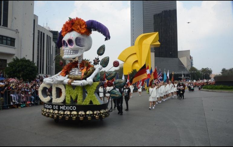 El desfile va por Paseo de la Reforma hasta la Estela de Luz. TWITTER / @Claudiashein
