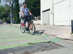 Usuarios ven pendientes en la ciclovía. EL INFORMADOR / P. López