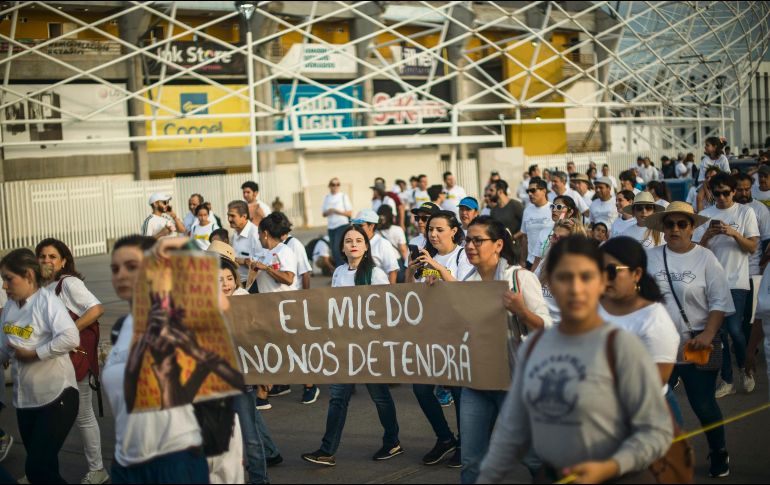 Activistas, funcionarios, políticos y familias se concentraron en la explanada del estadio de futbol de los Dorados. AP