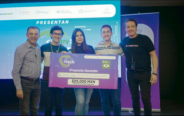 Participantes del hackatón exhiben el monto del premio obtenido. ESPECIAL