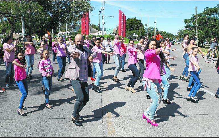 Por medio de la danza hacen campaña para la prevención del cáncer. EL INFORMADOR / A. Camacho