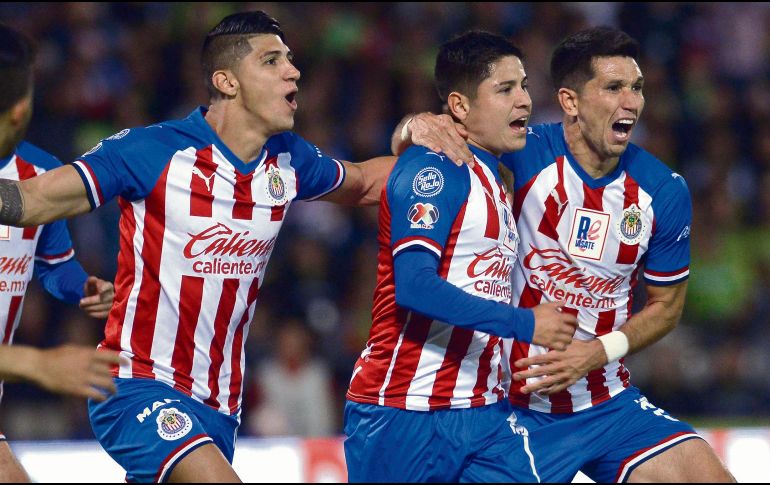Alan Pulido se suma al festejo en el gol de “Chofis” López, quien es abrazado por Jesús Molina, autor del primer tanto. IMAGO7
