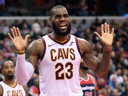 James tuvo palabras de agradecimiento para los bomberos que combaten las llamas en la zona, donde este lunes la Policía local emitió una evacuación obligatoria. AP / ARCHIVO