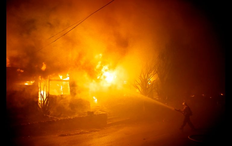 Bomberos intentan salvar una vivienda en Los Ángeles. AP/M. Sanchez