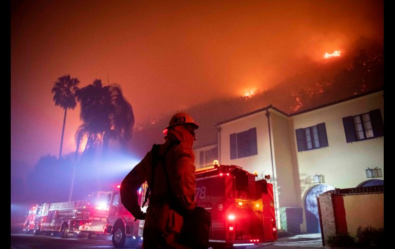 Las llamas se acercan al vecindario Mandeville Canyon en Los Ángeles. AP/C. Monterrosa