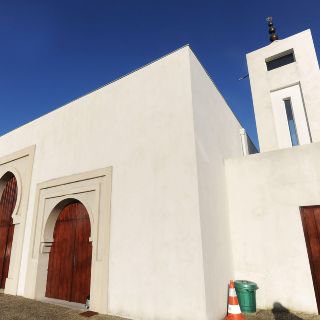 Hombre intenta incendiar mezquita y hiere a dos en Francia