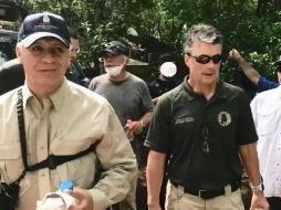 El jefe de la policía de Sinaloa (izq) acompañó a agentes de la DEA y otros funcionarios de EE.UU. en una visita al estado el 12 de septiembre. DEA